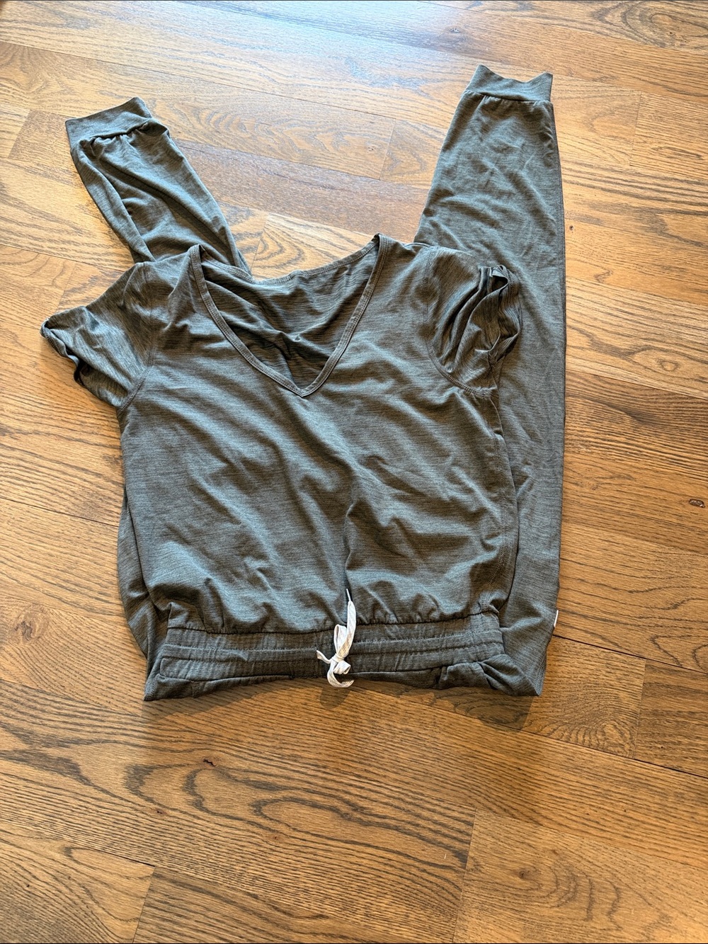 Vuori Women's V-Neck jumper in Olive